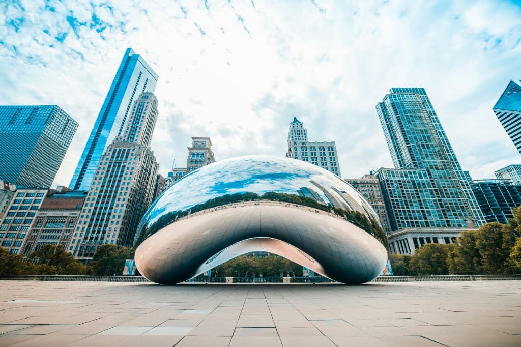 Cloud Gate sculpture and Chicago skyline
